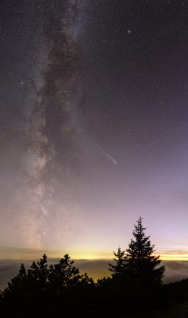 Panorama 4 polí nad sebou přes Sigmu 35 mm, Canon 6Dmod, 30 s, ISO1600.