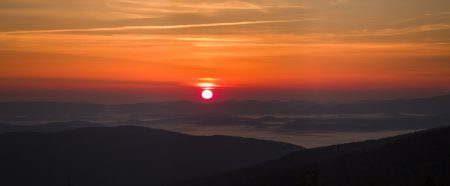 Slunce zachycené na tomto panoramatu se v době pořízení snímků (9. 9. 2023 v 6:24 SELČ) nacházelo u místního obzoru. Viděli jsme ho tedy vycházet "pod obzorem".