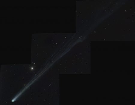 Panorama tří snímků, každý vznikl složením 8×60s expozic přes 20c dalekohled. Pozadí snímků bylo již extrémně světlé, zde došlo k velké úpravě kontrastu a srovnání gradientu v pozadí, aby to šlo vůbec prezentovat jakoby kometa byla na tmavé obloze.