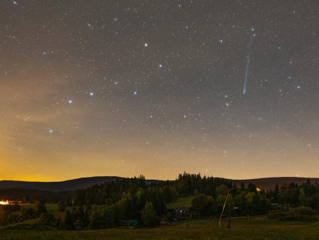 Záběr krajiny4. 10. 2025 byl doplněn o kometu složenou z expozic stejným objektivem, takže jde sice o ukázku nečeho, co bohužel nebylo okem vidět, ale co foťák vidí přes objektiv 24 mm a ukazuje opravdu krásnou kometku. Autor: Jakub Kuřák