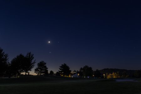 Seskupení Měsíce Venuše a Jupiteru 20. 8. 2025. Sidma Art 24 mm a Canon R6MkII.