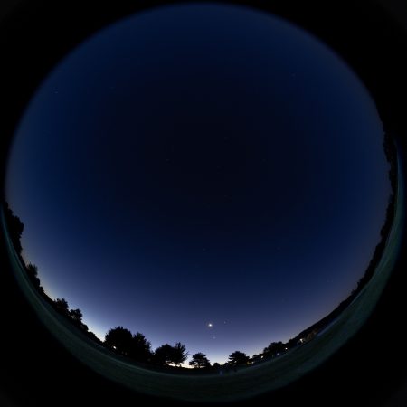 Celooblohový záběr seskupení Měsíce Venuše a Jupiteru 20. 8. 2025. Sigma 8 mm a Canon R6MkII.
