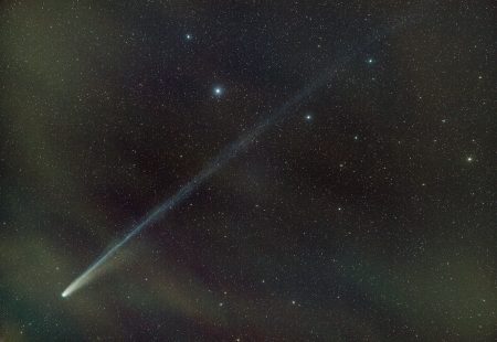 Kometa C/2025 A6 (Lemmon) 24. 10. 2025 20:37-43 SELČ, 15×60 s, ISO1600, Samyang 135 mm@f2