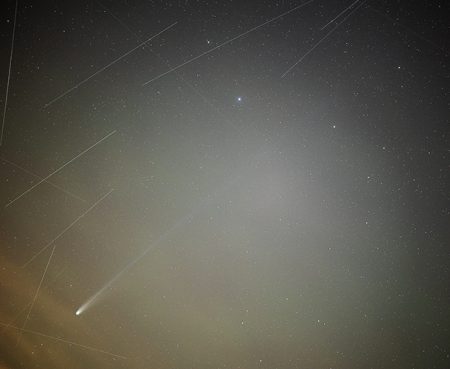 V atmosféře se vyskytoval silný airglow, projevil se fleky zelené a červenavé barvy. Jsou patrné i na jedné expozici.