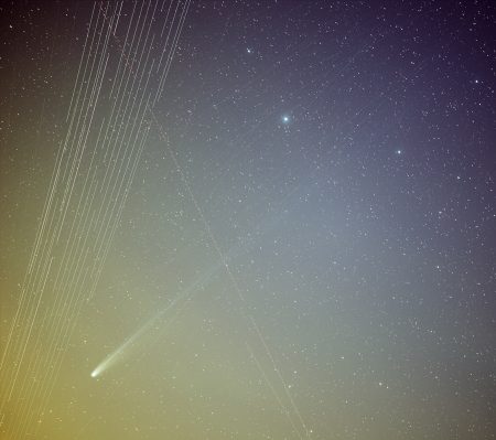 Starlinky na snímku s kometou - 15 složených snímků, vidět je celý vlak, který tam zrovna prolétal. Mnoho slabých už na finálních drahách je vidět všude ve snímku.