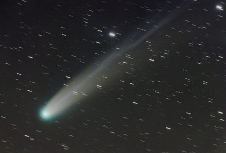 Kometa C/2025 A6 (Lemmon) 18. 10. 2025 20:45-20:57 SELČ, WO FLT98 (ohnisko 512 mm), ZWO ASI294MC Pro, 13×60 s. Pouze složeno v Pixinsight a zahýbáno křivkami.