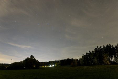 Celkový pohled na sever, kometa je patrná jako tečička s náznakem ohonu. Objektiv 24 mm, 30 s.