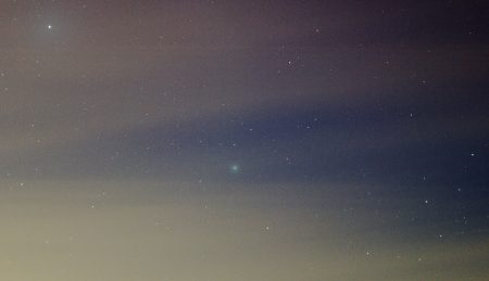 C/2025 R2 (SWAN) 13. 10. 2025, 21×8 s, ISO800, Samyang 135 mm f2, Canon R6MkII. Výrazný ořez použitelné části snímku s hvězdou Sabik (éta Oph).