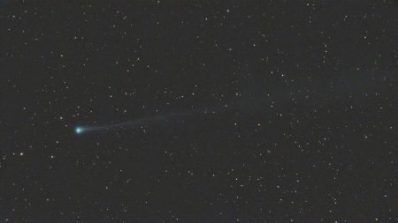 C/2025 R3 (PanSTARRS) 6. 4. 2026 nad obcí Fiscal v Pyrenejích cestovní sestavou SW Star Adventurer + AT60ED/360 mm, kamera ASI294MC Pro, 12×15 sekund.