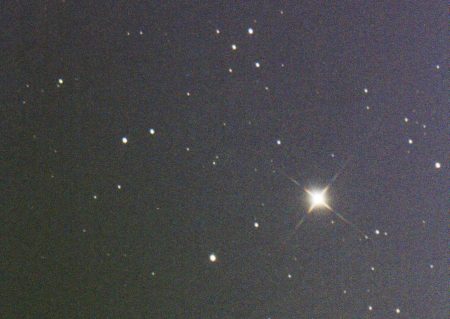 C/2026 A1 (MAPS) 15. 2. 2026 19:15 SEČ, 8×60 s, ASI294MC Pro, Omegon RC8 (200/1624 mm). Kometa je nenápadný slabý flíček uprostřed vedle dvou hvězd cca 16 mag.