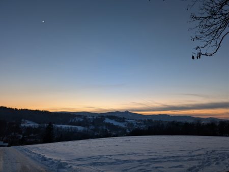 Měsíc za již o něco větší tmy o půl hodiny později nad Prosečí u Jablonce n. N.