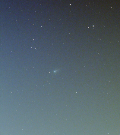 220P/McNaught 6. 6. 2026 3:07-3:22 SELČ, 8×2 min, ASI294MC Pro, WO FLT98/618 v ohnisku 510 mm, ořez na asi čtvrtinu pole, foto: MaG