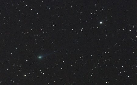 3I/ATLAS 19. 11. 2025, WO FLT98, ohnisko 510 mm, ZWO ASI294MC Pro, 11 × 60 s, ořez (cca pravá horní čtvrtina snímku), méně zvýrazněná verze