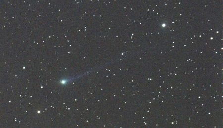 3I/ATLAS 19. 11. 2025, WO FLT98, ohnisko 510 mm, ZWO ASI294MC Pro, 11 × 60 s, ořez (cca pravá horní čtvrtina snímku), zvýrazněno