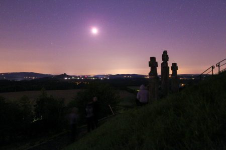 Nedaleko Měsíce byl během zatmění vidět také Saturn. Zde vlevo dolů jako hvězdička. Autor: Daniel Kurtin.