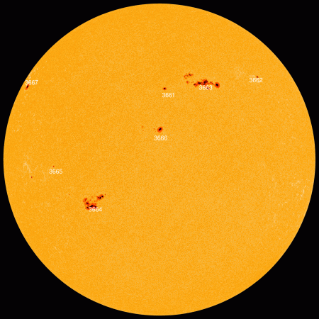 Slunce 5. 5. 2024, NASA/SDO/HMI. Skvrny v AR3664 se začínajíc rychle zvětšovat.