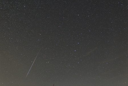 Na expozici dlouhé 60 sekund (Samyang 24 mm, f2,8) vidíme dole kromě komety také meteor. Tento snímek je pouze "vyvolán" z RAW a zvýšen byl kontrast. Jinak je bez úprav, jak to vylezlo z foťáku.