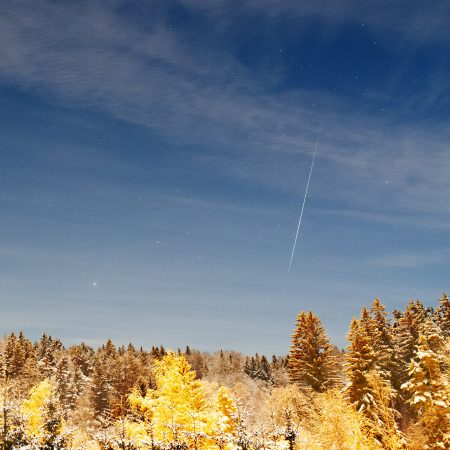 Dlouhý jasný meteor z roje Geminid vpravo od Arctura 14. 12. 2024 ve 3:16 SEČ. Canon 6D, Sigma Art 2,8/35 mm, ISO3200, 9 sekund. Výřez. Foto: Martin Gembec