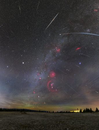 Geminidy 2025 nad krajinou z lomu Stanislav v polských Jizerkách. Autor: Jakub Kuřák (do snímku krajiny byly zregistrovány meteory zachycené v nocích 13./14. 12. a 14./15. 12. 2025. Zvýrazněny byly červené H-alfa oblasti ze snímků pořízených pomocí H-alfa filtru.