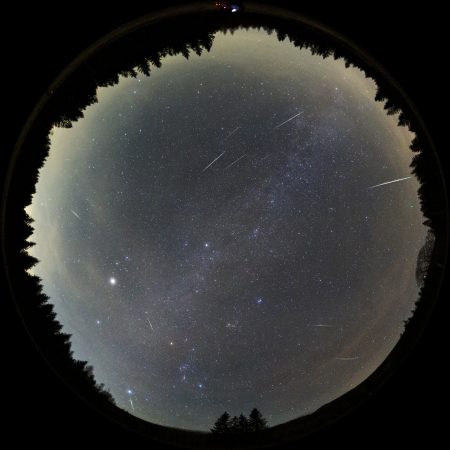 Obloha nad Rozdorze Izersie s Geminidami zachycenými pomocí celooblohového objektivu Sigma 8 mm v noci z 14. na 15. 12. 2025. Vybrané nejjasnější meteory byly zregistrovány na hvězdy do míst, kudy prolétly a to vše bylo vloženo do snímku pořízeným expozicí 15 s při ISO4000 a cloně 3,5 Canonem 6Dmod. Autor: Martin Gembec