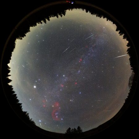 Geminidy 2024. Do snímku objektivem 8 mm byly vloženy všechny zachycené meteory během noci 14./15. 12. 2025. Autor M. Gembec, H-alfa a vzhled jasných hvězd J. Kuřák.