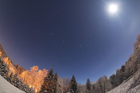 Celkový pohled na oblohu 14. 12. 2024 objektivem s ohniskem 11 mm. Zachycuje stopy meteorů zachycených za přibližně dvě a půl hodiny. Foto: Jakub Kuřák