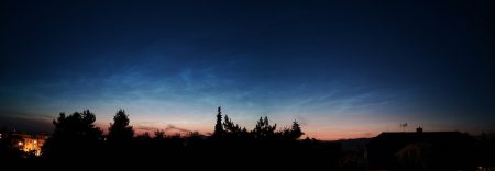 Panoramatický pohled na noční svítící oblaka 13. 6. 2024 z Hvězdárny Turnov