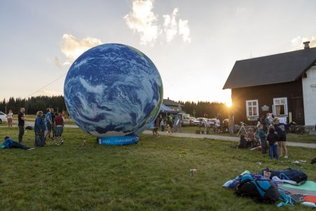 Terralóna iQLANDIE před budovou Muzea Jizerských hor 10. 8. 2024 večer. Foto: Daniel Kurtin