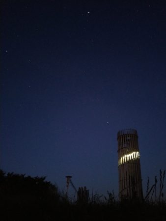 Mobilovka rozhledny Akátová věž s Letním trojúhelníkem. Příjemné nocování pod širákem cestou na jih. 