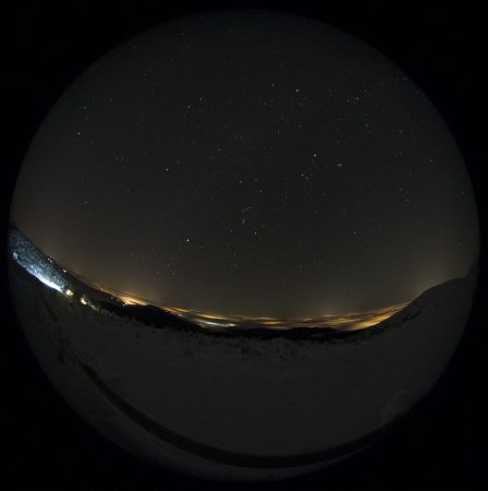 Zkušební foto dobře ukazuje výhled od mohyly. Na obloze zrovna Mars dotvořil typický zimní obrazec hvězd na zimní sedmiúhelník.