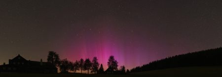 Panorama polární záře 12. 8. 2024 v 1:50 SELČ, 3x13 s, ISO6400, Sigma Art 35 mm, Canon R6 MkII, autor: Martin Gembec