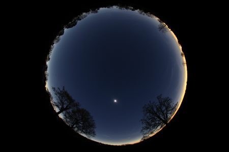 Obloha během úplného zatmění Slunce 8. 4. 2024 ve 13:55 místního času. Kromě jasné skvrnky, což je koróna Slunce, je vpravo od Slunce Venuše a vlevo nahoru trochu dál i Jupiter. Canon R6Mk2 a Sigma 8 mm, ISO 400, 1/8 sekundy.