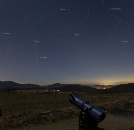 Pohled k jihozápadu na souhvězdí Velryby s hvězdou Mira, která je vidět takhle dobře jen kolem maxima, které se opakuje asi po 300 dnech.