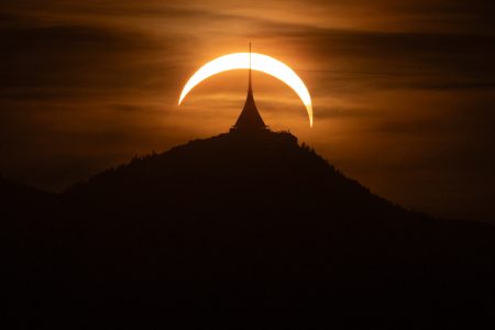 Západ Slunce za Ještědem v maximu částečného zatmění 12. 8. 2026 od Dalešic na Jablonecku