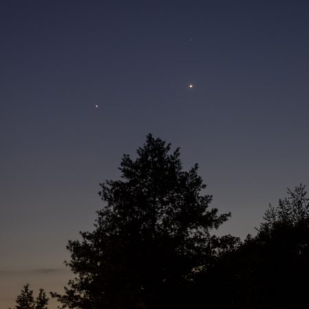 Jupiter s měsíčky a Venuše 7. 6. 2026 ve 22:40 SELČ objektivem Samyang 135 mm Canonem R6 MkII, ořez do čtverce a zmenšeno na 50 procent