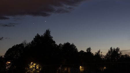 Jupiter a Venuše, vpravo dole mezi stromy také slabší Merkur 7. 6. 2026 ve 22:30 SELČ 24mm objektivem Sigma Canonem R6 MkII, ořez do FullHD v 1:1