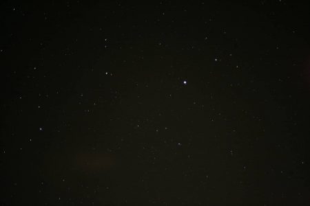Kometa Leonard 8. 12. 2021 zachycená běžným setovým objektivem a Canonem 5D - celkový pohled na Pastýře s hvězdou Arcturus. Foto: David Šmehil