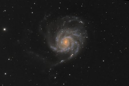 Galaxie M101 se supernovou SN 2023ixf. Data ve filtru L dne 21. 5. 2023, barvy (filtry R, G, B) jsou z roku 2020. Autor: Roman Hujer