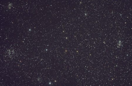 Sestava objektů v okolí M103 je vždy pěkná k vidění. Zde M103 vpravo u okraje a vlevo zdola NGC 659, NGC 663 a NGC 654.