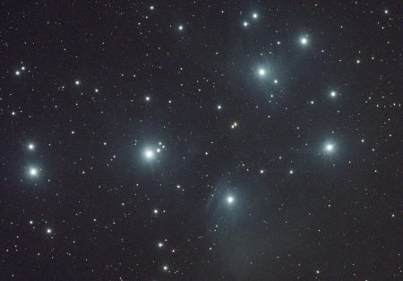 M45 Plejády vyniknou již minutovou expozicí i s mlhovinami okem nepozorovatelnými.