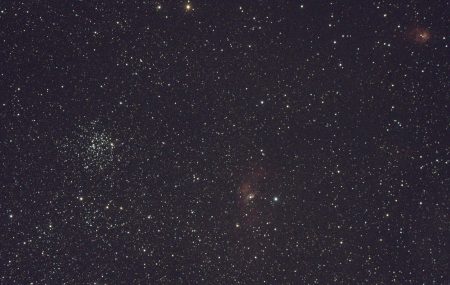 Otevřená hvězdokupa M52, mlhovina Bublinka NGC 7635 a mlhovina NGC 7538.