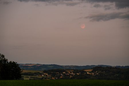 Úplné zatmění Měsíce 7. 9. 2025. Snímek teleobjektivem Samyang 135 mm krátce poté, kdy byl Měsíc vidět i pouhým okem. Čas 20:03 SELČ. Alšovice, autor: Martin Gembec