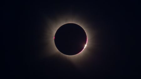 Na konci úplné fáze, zde 4 sekundy před úplným koncem, se vynořila řada protuberancí v tenké chromosféře a první probleskující paprsky Slunce vytvořily Bailyho perly. Autor: Martin Gembec