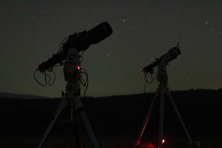 William Optics v akci. V popředí WO FLT 98/510, v pozadí WO 72/430 FD. Oba osazeny chlazenou kamerou (barevná ASI294MC Pro na větším MaGově a na Matějově černobílá ASI1600MM Pro s filtrovým kolem na zadním. Foto: Matěj Merunka