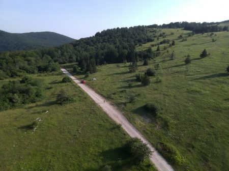 Mazin - pozorovací místo na konci louky, než se vjíždí do lesa. Pohled z dronu DJI Tello, výška 30 m.