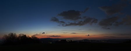 Na panoramatu bychom mohli v originálním zvětšení vidět vlevo Orion, pak směrem doprava Aldebaran a pak nad malým obláčkem vlevo od Ještědu i Merkur jako nevýrazná hvězdička. Panorama jižně od Jablonce nad Nisou nedaleko Košov