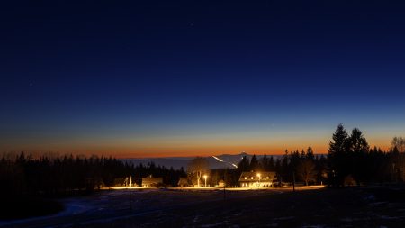 Merkur 15. 2. 2026 ze Severáku v Jizerských horách. Merkur (−0,9 mag) je dole vpravo nad Ještědem a Saturn (+1,1 mag) je nahoře uprostřed u kraje snímku. 