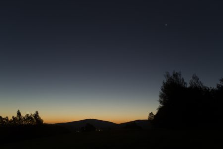 Merkur a Venuše od vyhlídky na Dobré vodě nad Jablonce 28. 9. v 6 ráno. Merkur je dole nad Černou studnicí. Mezi ním a Venuší je Regulus ze Lva.