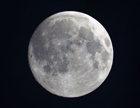 Samotný Měsíc - rychlocvak Canonem 6D v ohnisku 500 mm