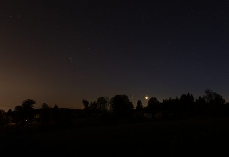 Měsíc a Venuše 18. 5. 2026 ve 22:55 SELČ, Canon R6MkII, Sigma 24 mm f2,8, ISO800, 5 sekund